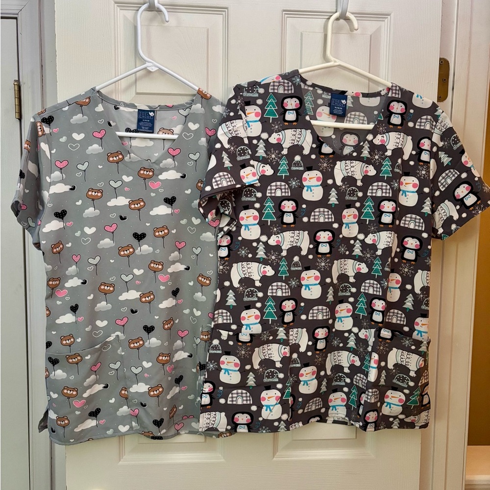 Zoe + Chloe Womens Printed Scrub Top Set of 2 Winter Pals and Bear Hearts Size M
